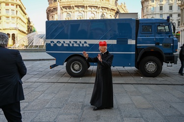 Genova - cardinale angelo bagnasco benedice autobotte polizia pe