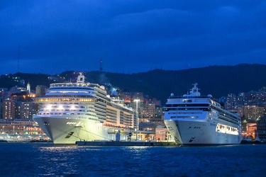 Genova, Stazione Marittima - ormeggiata nave crociera MSC Splend