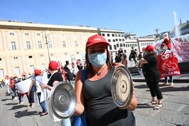 Genova - manifestazione operatrici delle mense scolastiche e uni