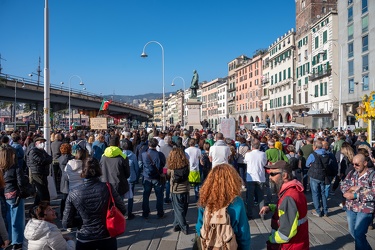 Genova, piazza Caricamento - manifestazione no vax no green pass