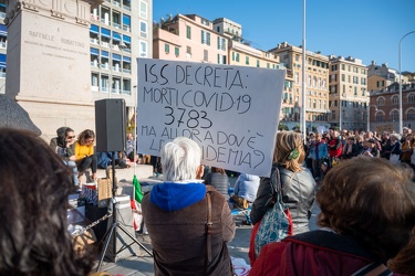 Genova, piazza Caricamento - manifestazione no vax no green pass