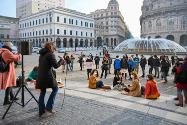 Genova, piazza De Ferrari - manifestazione studenti contro didat