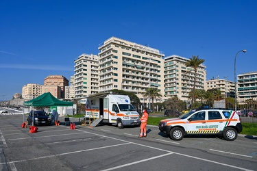 Genova, piazzale Kennedy - ambulatorio mobile per tamponi covid