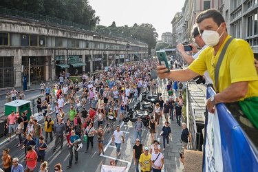 Genova, manifestazione no vax contro vaccinazione e green pass