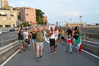 Genova, manifestazione no vax contro vaccinazione e green pass -