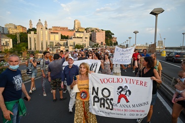 Genova, manifestazione no vax contro vaccinazione e green pass -