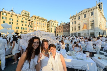 Genova, piazza Caricamento - cena in bianco 