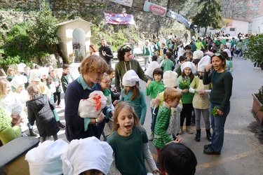 Genova, scuola Contubernio - flash mob bambini pesto