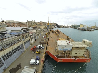 Genova - porto - in partenza la chiatta per rimuovere il treno d