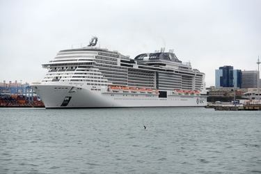 Genova - nave da crociera MSC Meraviglia ormeggiata a Ponte Cara
