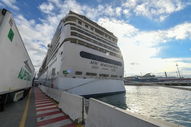 Genova, ponte Andrea Doria - MSC Magnifica in partenza giro del 