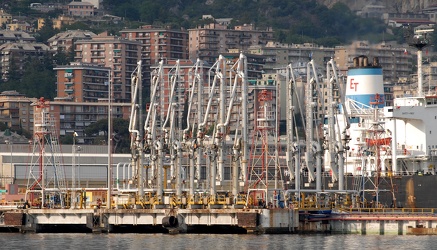 a largo di Genova - porto petroli