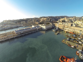 Genova - ponte parodi inquadrato dal mare con drone 