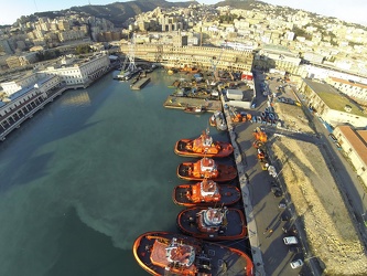 Genova - ponte parodi inquadrato dal mare con drone 