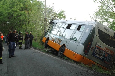 incidente autobus che finisce nella scarpata