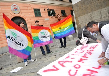 Genova - manifestazione arcigay davanti alla curia 