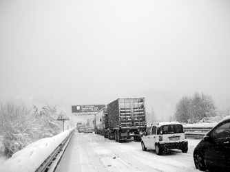Genova Busalla - automobili ferme al gelo sotto la neve