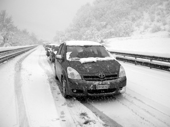 Genova Busalla - automobili ferme al gelo sotto la neve
