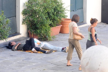 Genova - Piazza Matteotti - clochard dormono