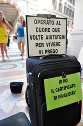 Genova - via XX Settembre - mendicante con certificato di invali