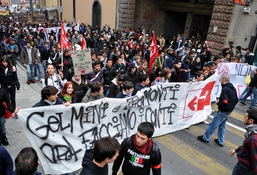 Genova - continuano proteste studentesche - medi