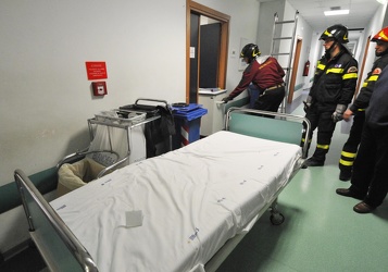 Genova - ospedale San Martino - crolla controsoffitto
