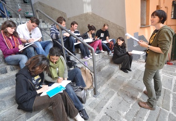 Genova - via Balbi - anche oggi lezioni all'aperto