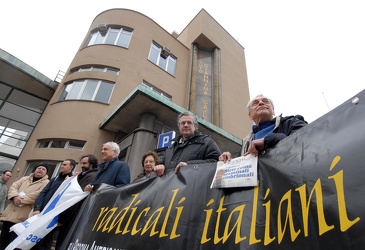 Genova - presidio radicali davanti ospedale Gaslini