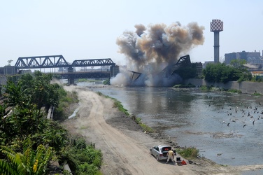 Genova - fotosequeza esplosione ponte ferro ilva