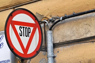 sestri ponente - il vecchio segnale stradale di stop