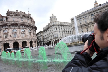 Genova - piazza De Ferrari - la fontana tricolore 