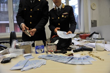 Genova - questura - sequestro polizia armi e banconote