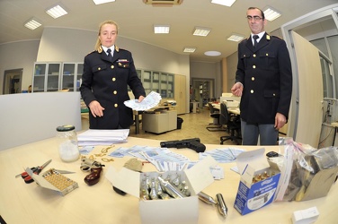 Genova - questura - sequestro polizia armi e banconote