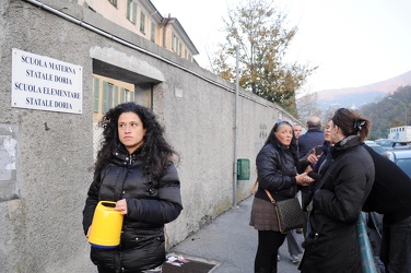Genova - Prato, Via Struppa - madre Manuela Buffi davanti a scuo
