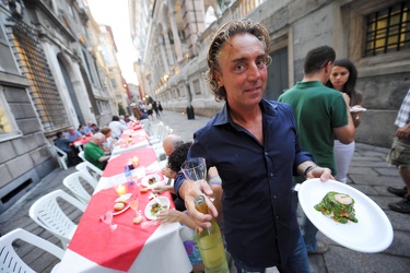 Genova - via garibaldi - cena in strada
