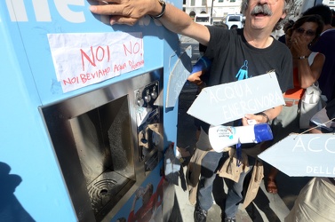 Genova - caricamento - distributore acqua