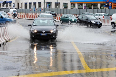 Genova - maltempo - pozza acqua causa cantiere viale brigate par