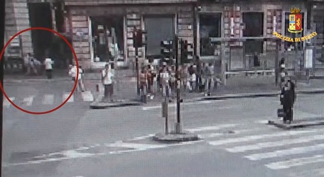 Genova - piazza Portello - scippo violento - gli spezzano le gam