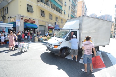 Genova - quartiere Marassi - protesta mercato Via Tortosa 
