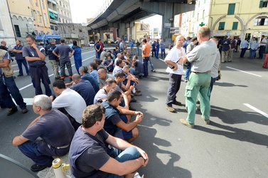 Genova - piazza Cavour - manifestazione dei lavoratori delle rip
