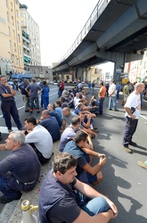 Genova - piazza Cavour - manifestazione dei lavoratori delle rip