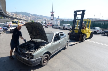 Genova - rimozione caracsse auto terminal traghetti