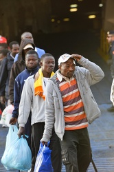 Ge - sbarco 592 migranti