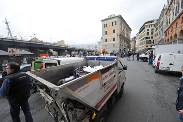 Genova - via Turati - polizia municipale sgombera mercatino abus