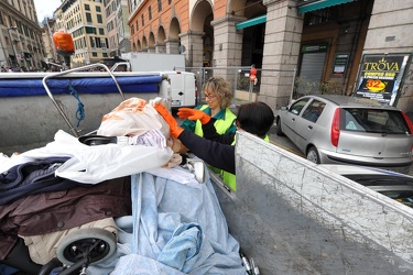 Genova - via Turati - polizia municipale sgombera mercatino abus