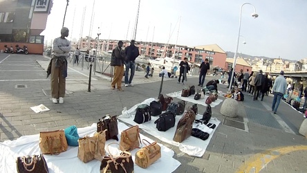 venditori abusivi Genova 2011