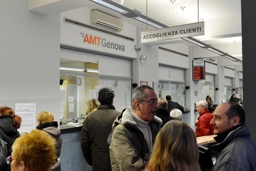 Genova - sportello abbonamenti AMT - file nell'ufficio di Piazza