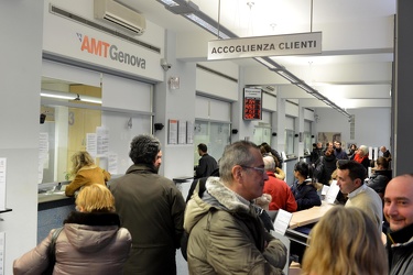 Genova - sportello abbonamenti AMT - file nell'ufficio di Piazza