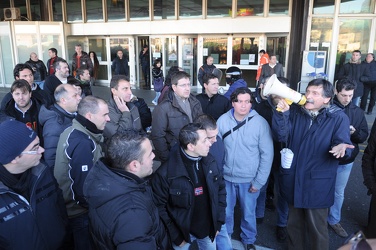 Genova - lavoratori fincantieri bloccano aeroporto C Colombo