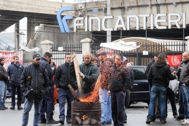 Genova - continua la protesta degli operai di fincantieri 